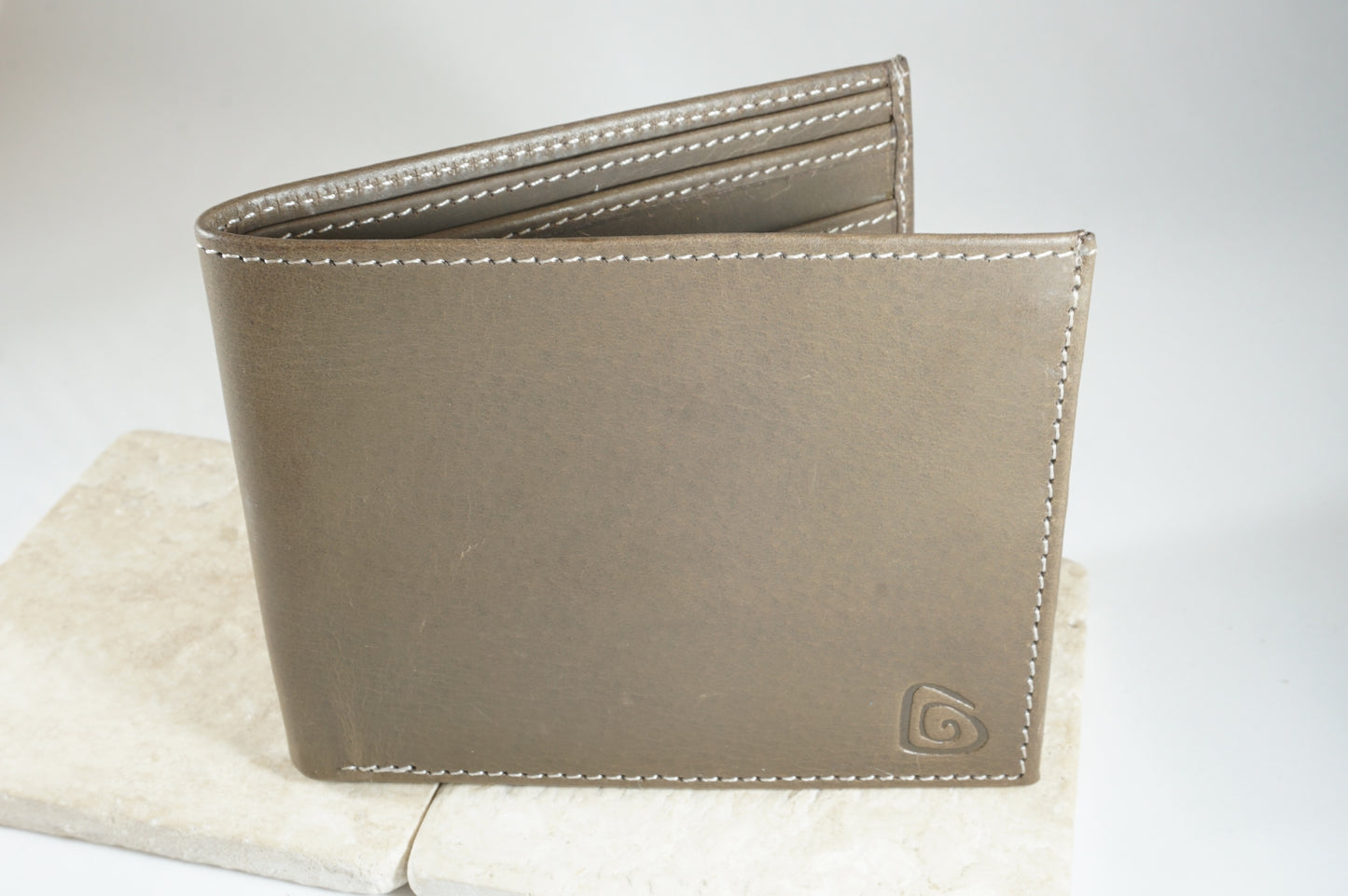 Signature Men's Wallet in Chocolate Brown